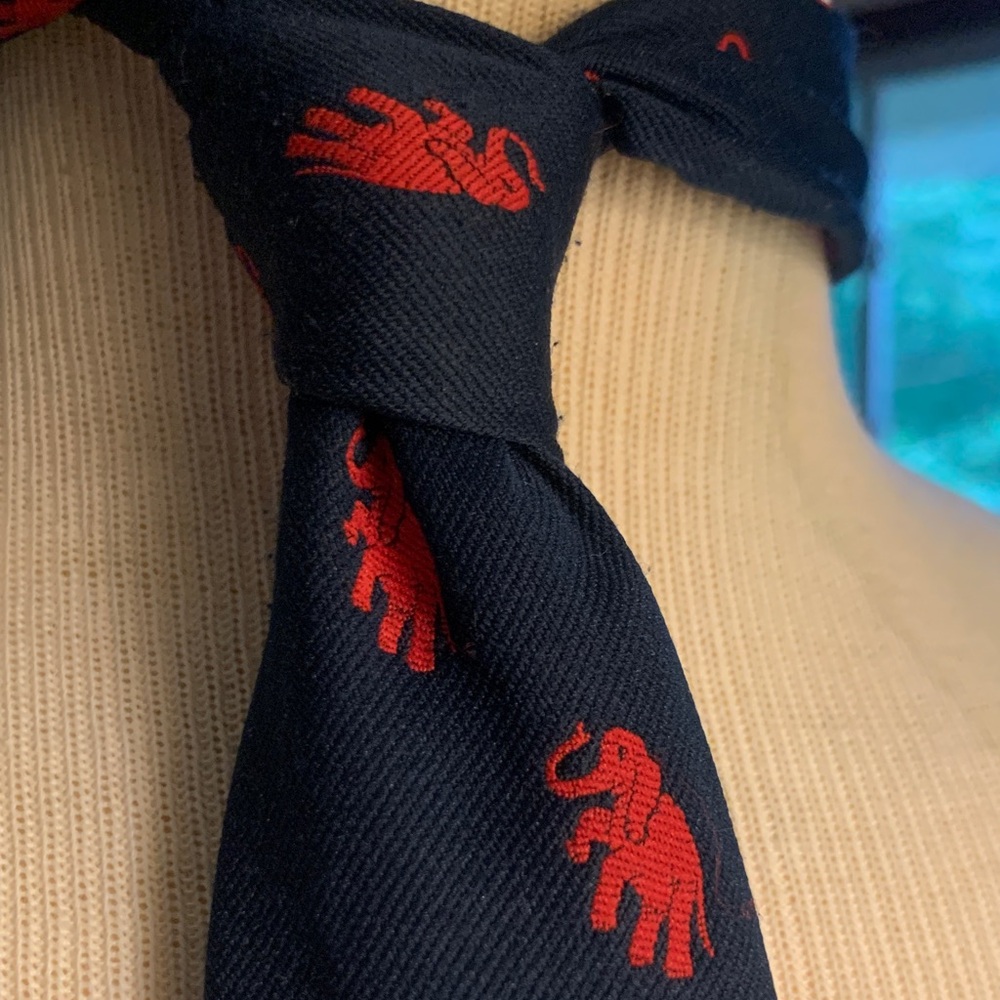 70’s DELIO NAVY BLUE NECKTIE WITH RED EMBROIDERED ELEPHANTS
